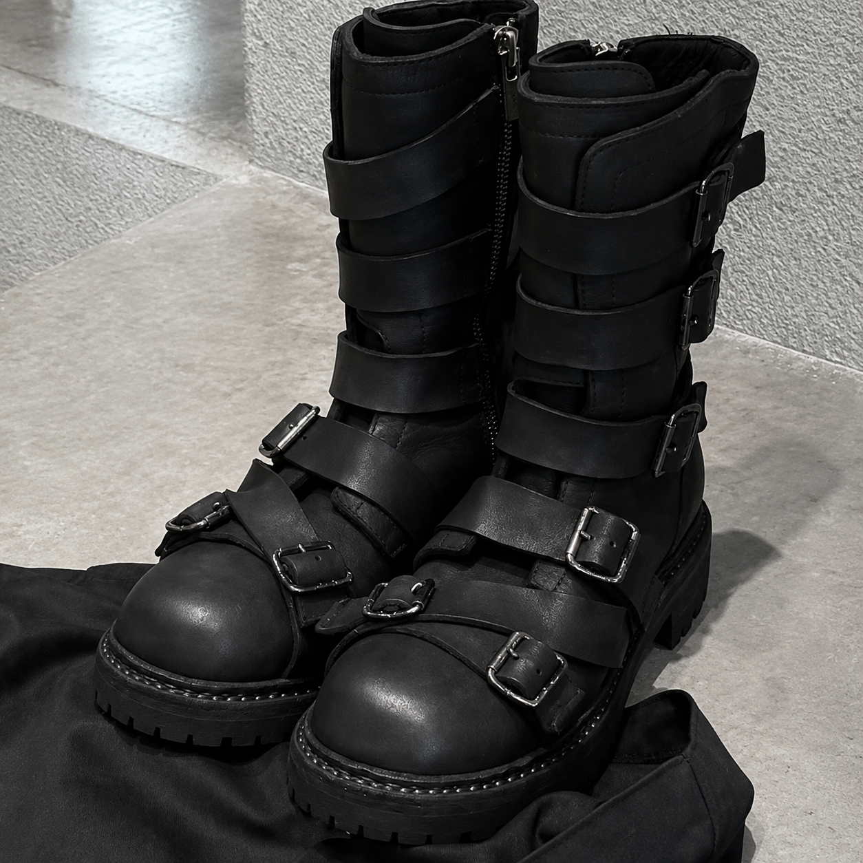 BOMNVOYAJ BUCKLED BOOTS